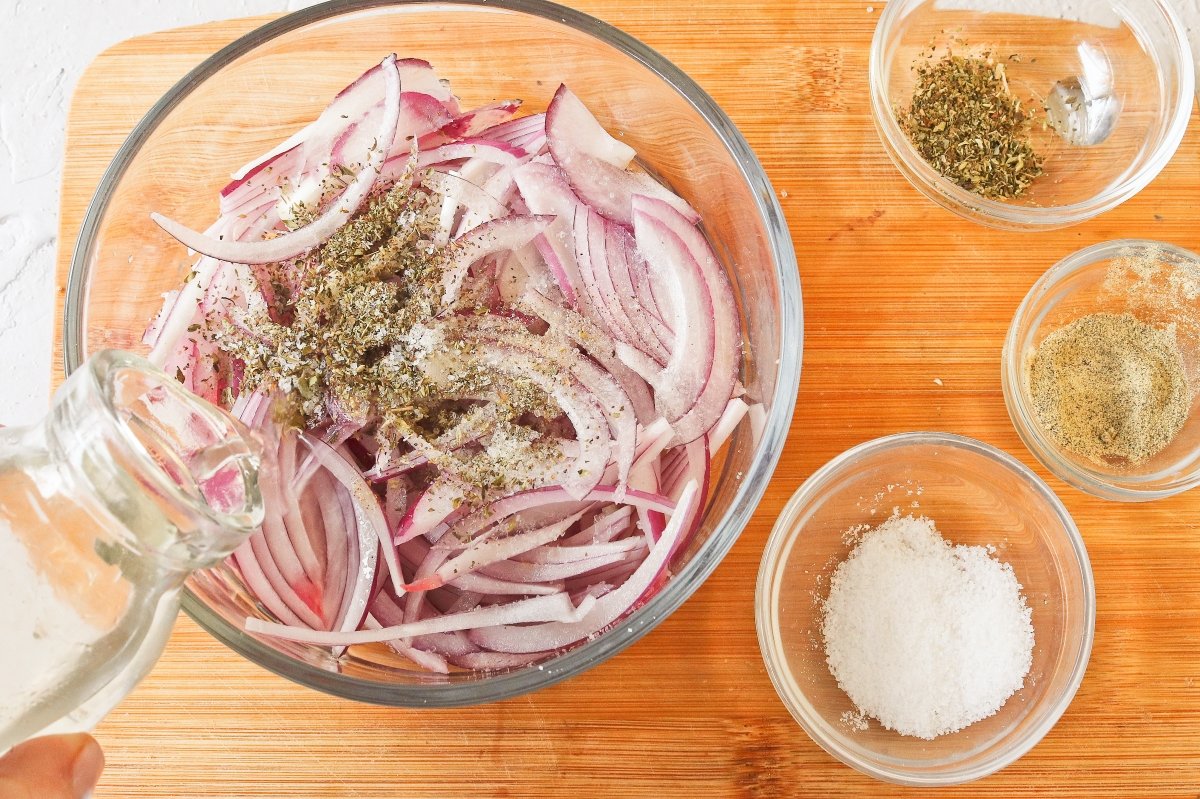 Preparar la cebolla encurtida para el pollo chuco