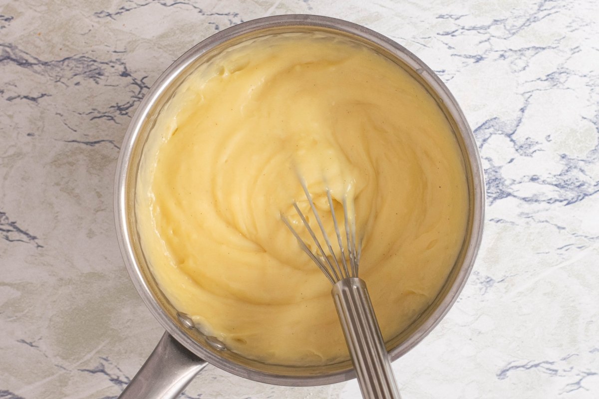 Preparar la crema: en un cazo mezclar el azúcar, la maicena y la sal.