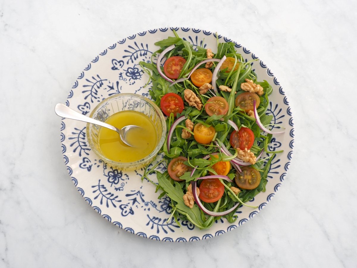 Preparar la ensalada de acompañamiento del Halloumi a la plancha