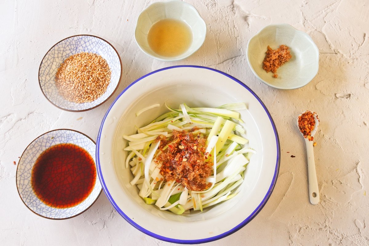 Preparar la ensalada de cebolleta para el samgyeopsal