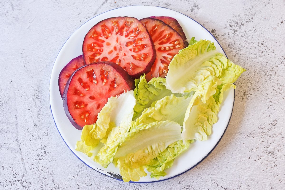 Preparar la ensalada para el prego no prato