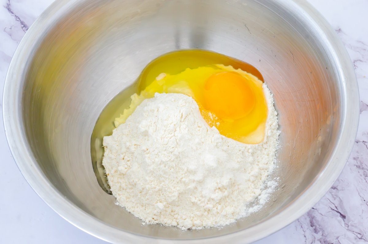 Preparar la masa de los spätzle