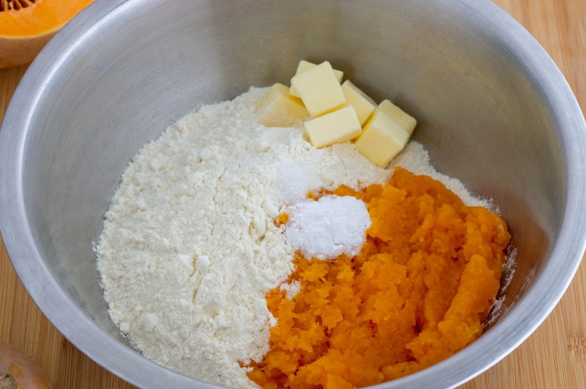 Preparar la masa para las sopaipillas