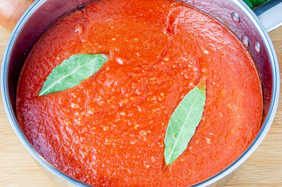 Preparar la salsa de las albóndigas con tomate