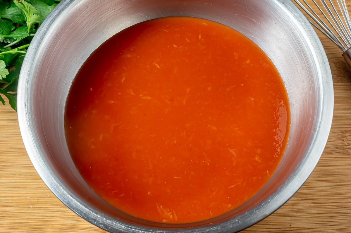 Preparar la salsa del cóctel de camarones