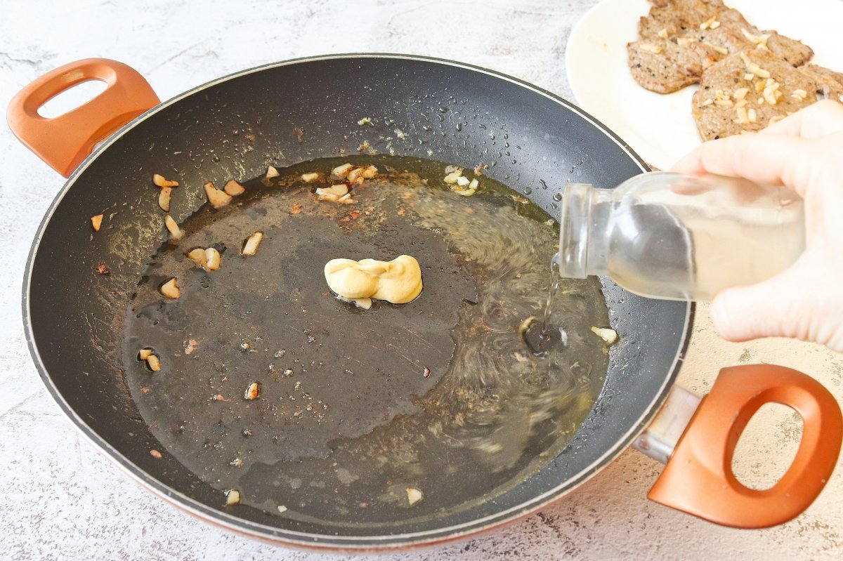 Preparar la salsa para el prego no prato