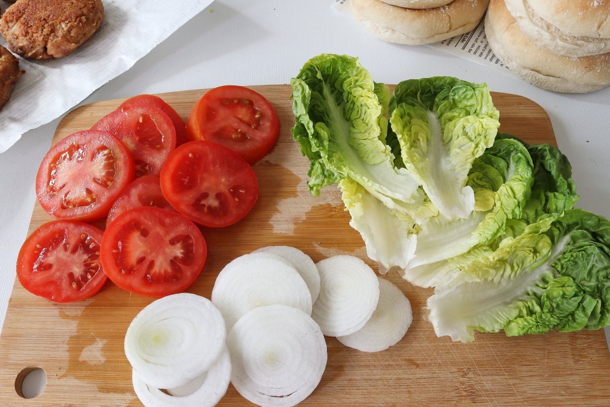 Preparar las verduras de la hamburguesa vegana