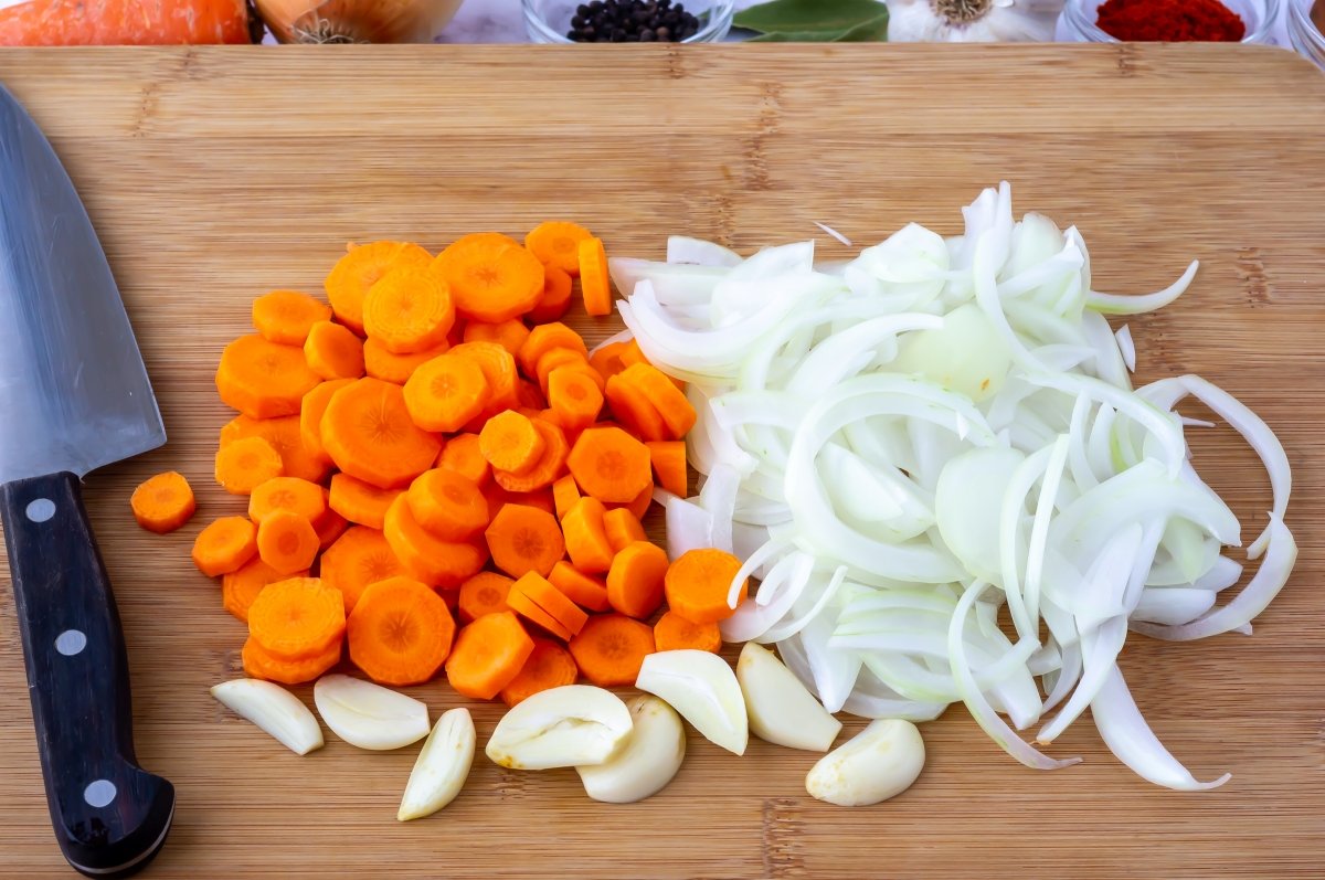 Preparar las verduras para el bonito en escabeche