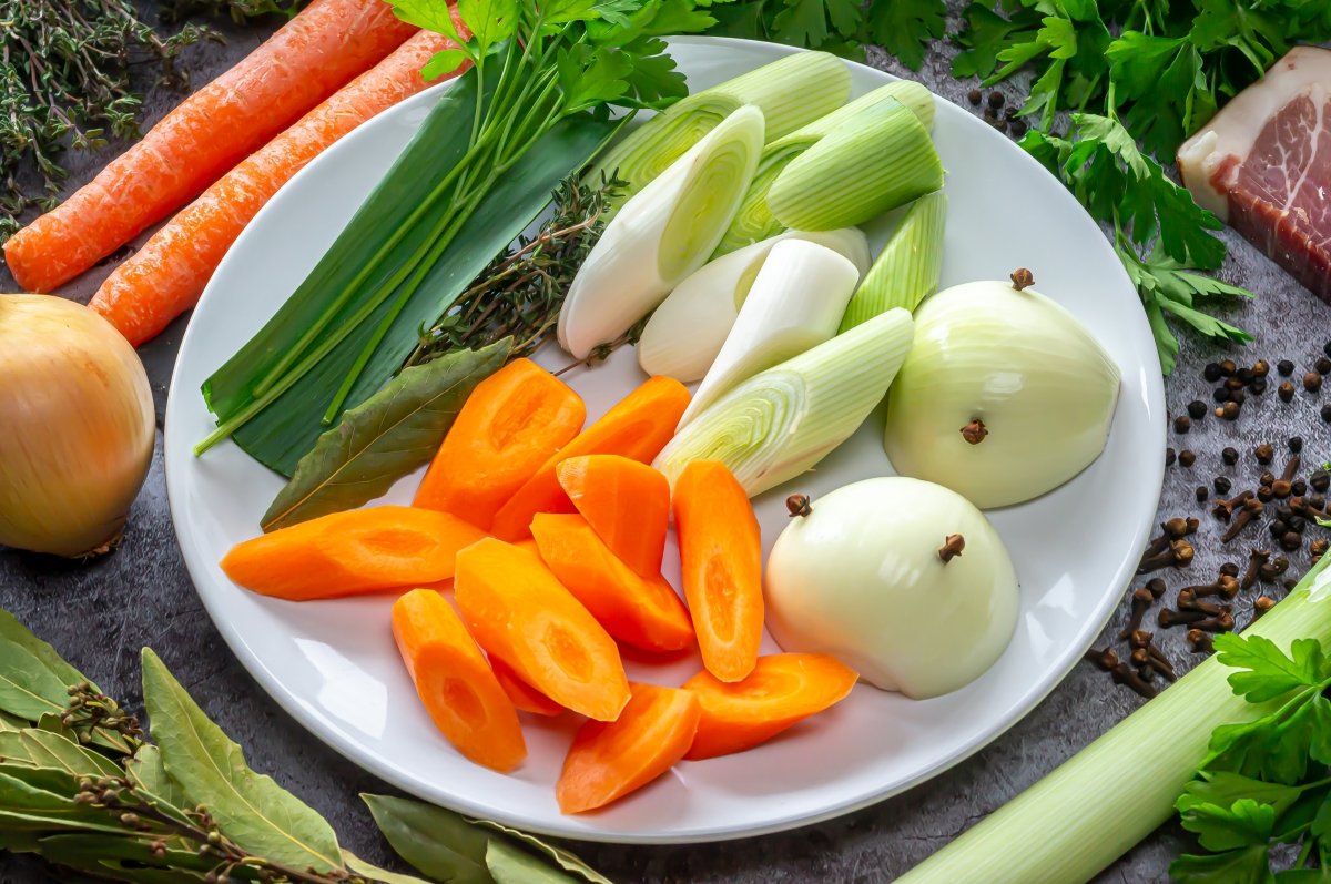 Preparar las verduras para el caldo