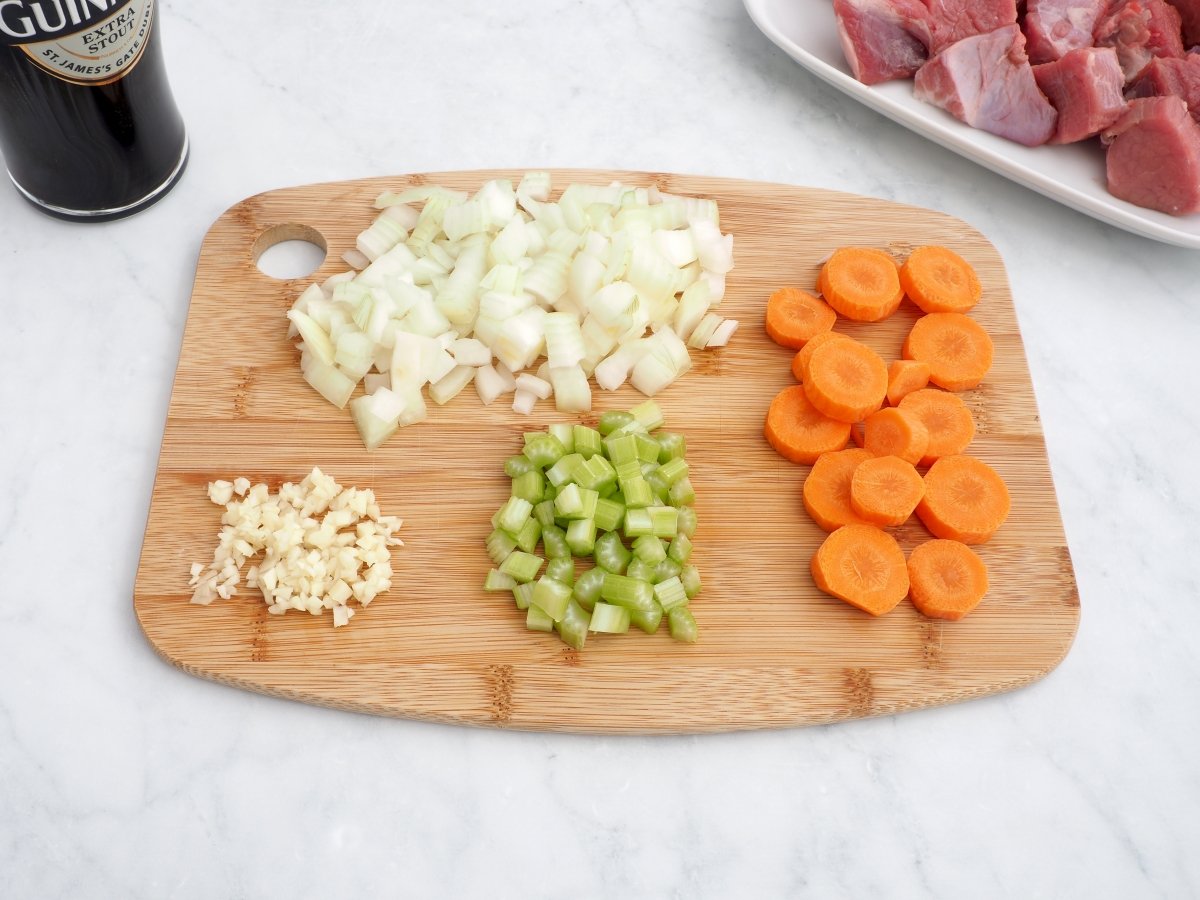 Preparar las verduras para el estofado de ternera