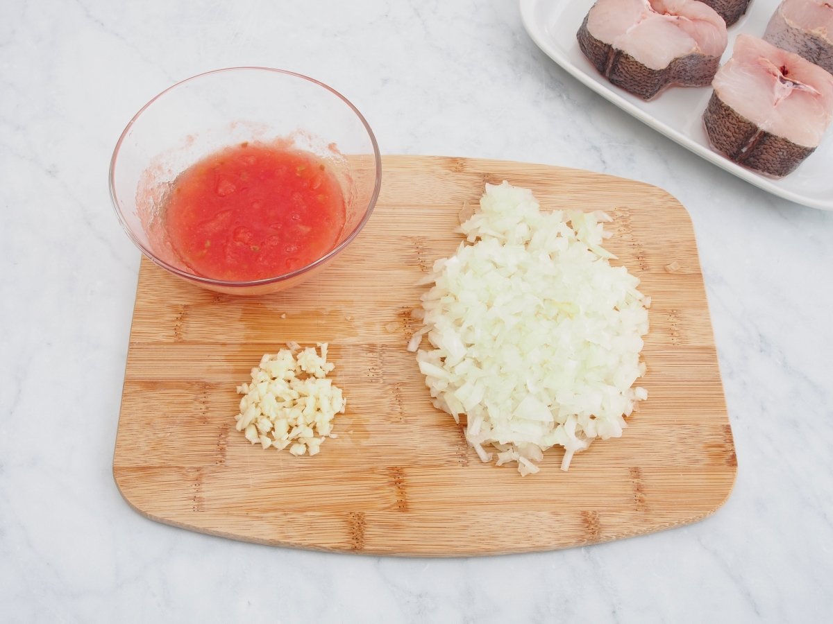 Preparar las verduras para la merluza a la cazuela