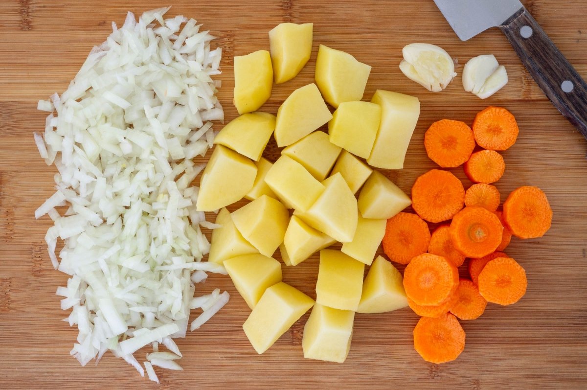 Preparar las verduras para las lentejas en olla exprés