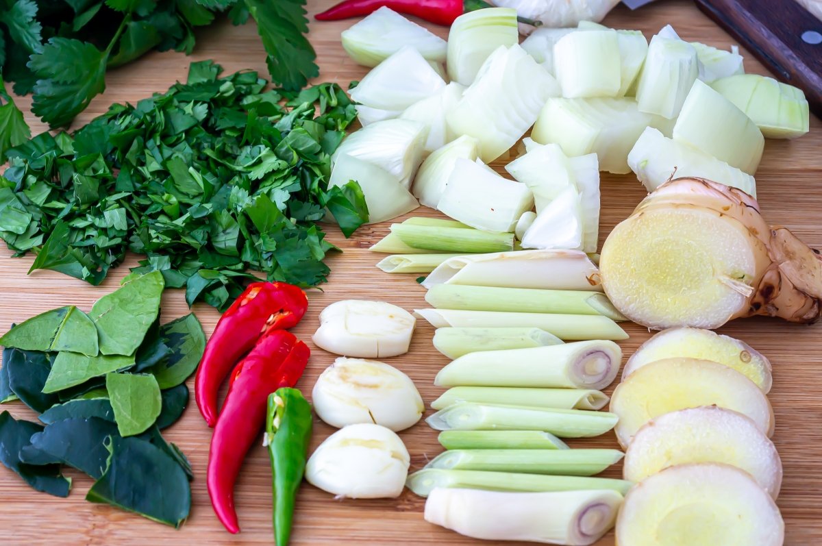 Preparar los aromáticos de la sopa tom kha kai