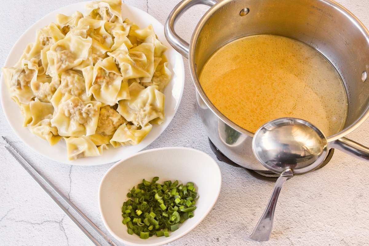 Preparar los componentes de la sopa wan tun para emplatarla