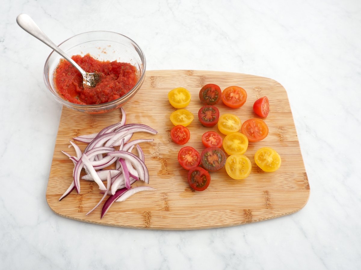 Preparar los ingredientes de la pizza primavera