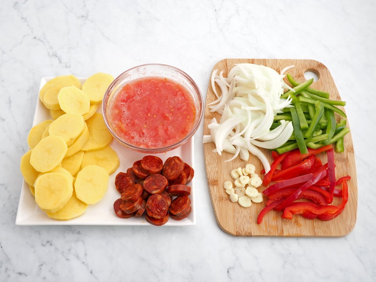 Preparar los ingredientes de los huevos a la riojana