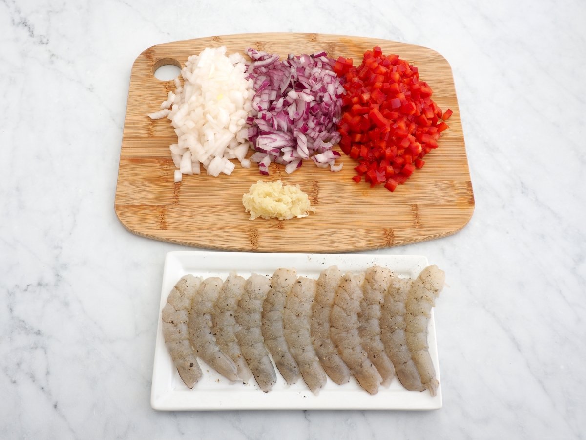 Preparar los ingredientes del arroz con camarones