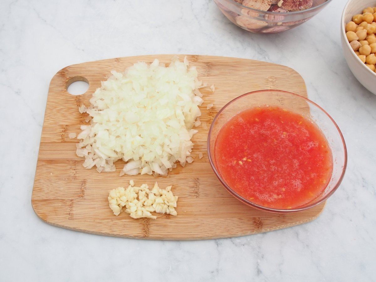 Preparar los ingredientes para los garbanzos con almejas