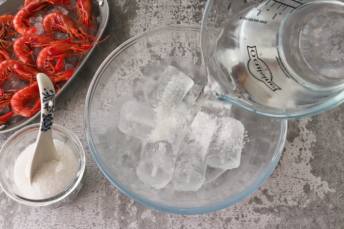 Preparar un bol con agua helada para las gambas cocidas