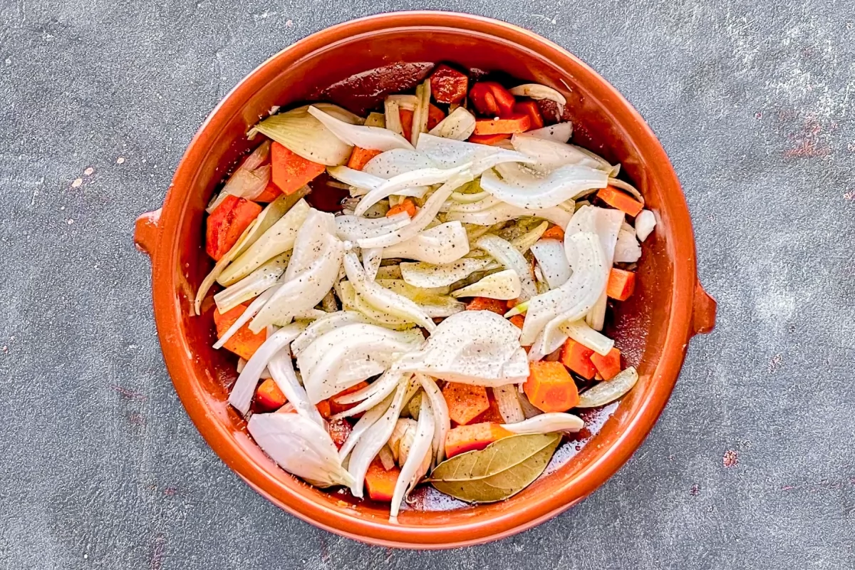 Pollo en salsa de la abuela 4 Preparar un sofrito con la cebolla, el ajo y la zanahoria *
