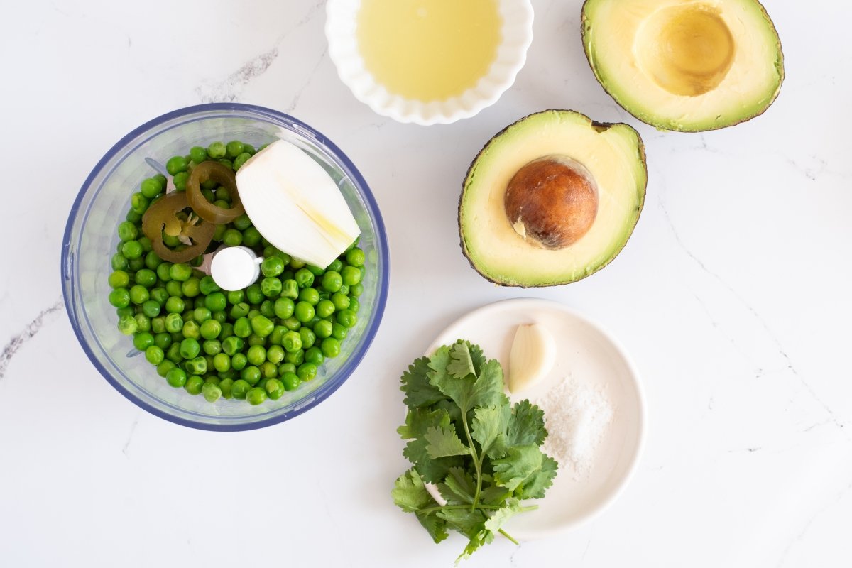 Prerapamos los ingredientes del guacamole de guisantes