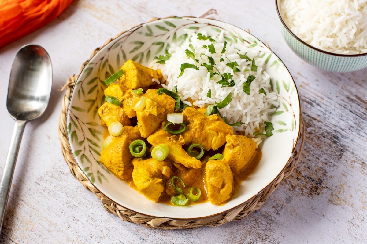 Presentación cenital del pollo al curry con arroz rápido