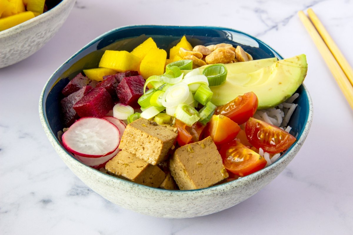 Presentación de cerca del poke bowl de quinoa y arroz vegano