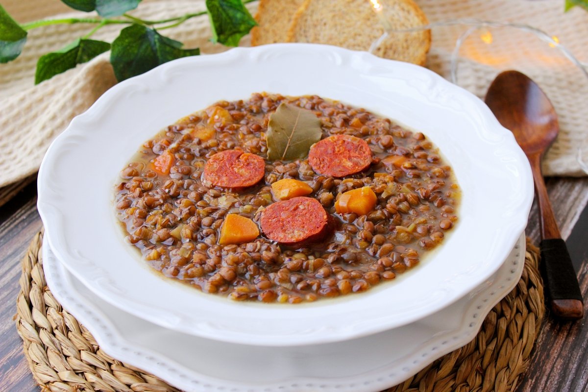 Presentation of lentils with chorizo