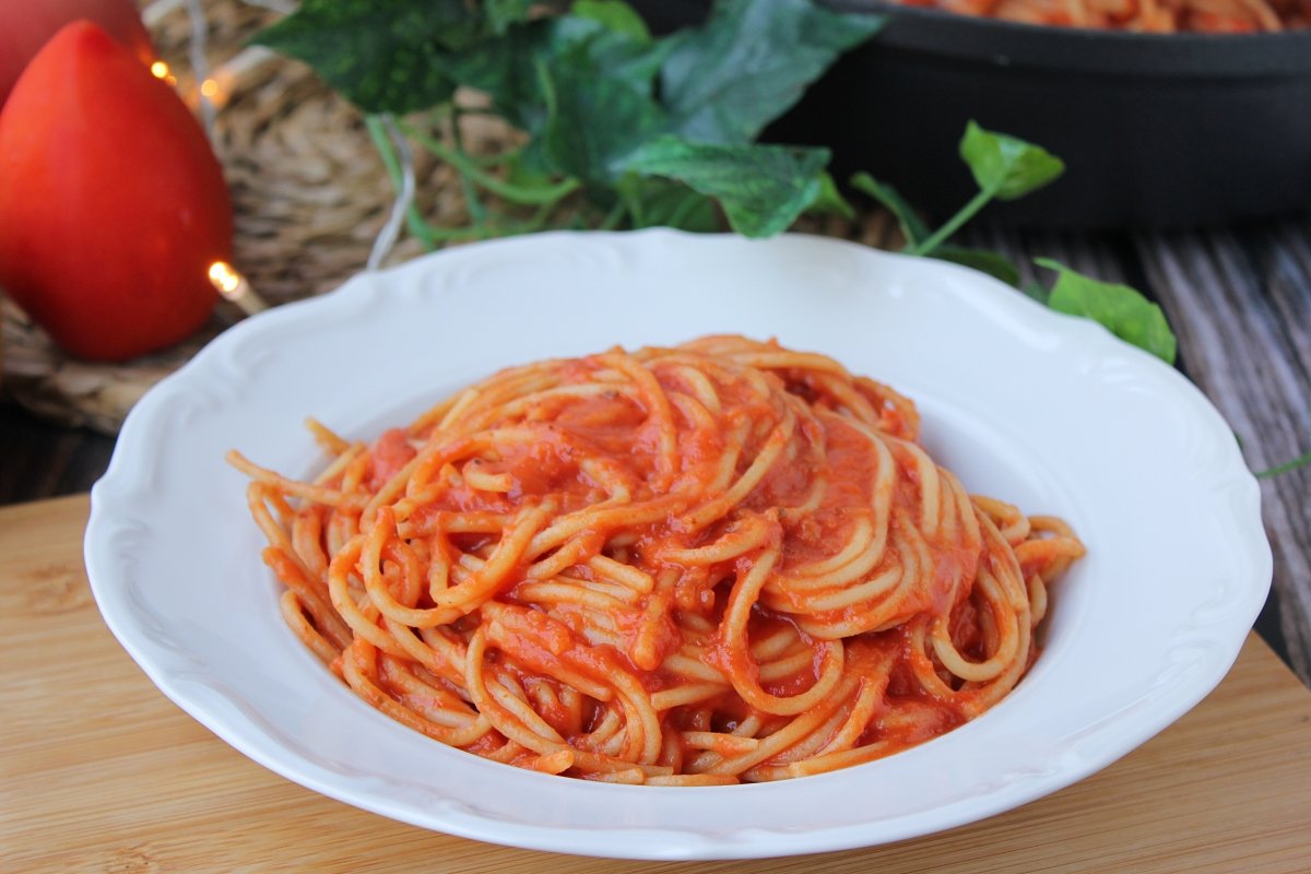 Presentación de los espaguetis rojos con tomate