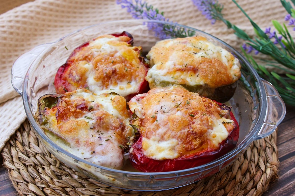 Presentación de los pimientos rellenos de queso