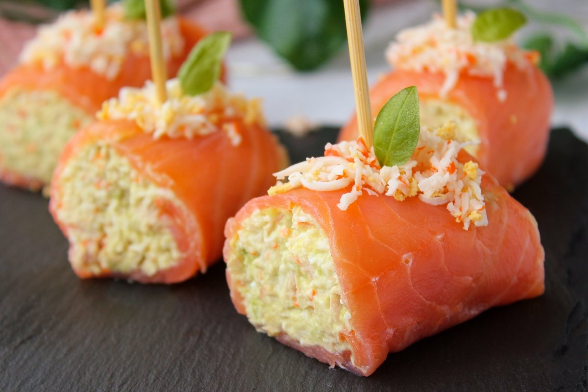 Presentación de los rollitos de salmón ahumado rellenos