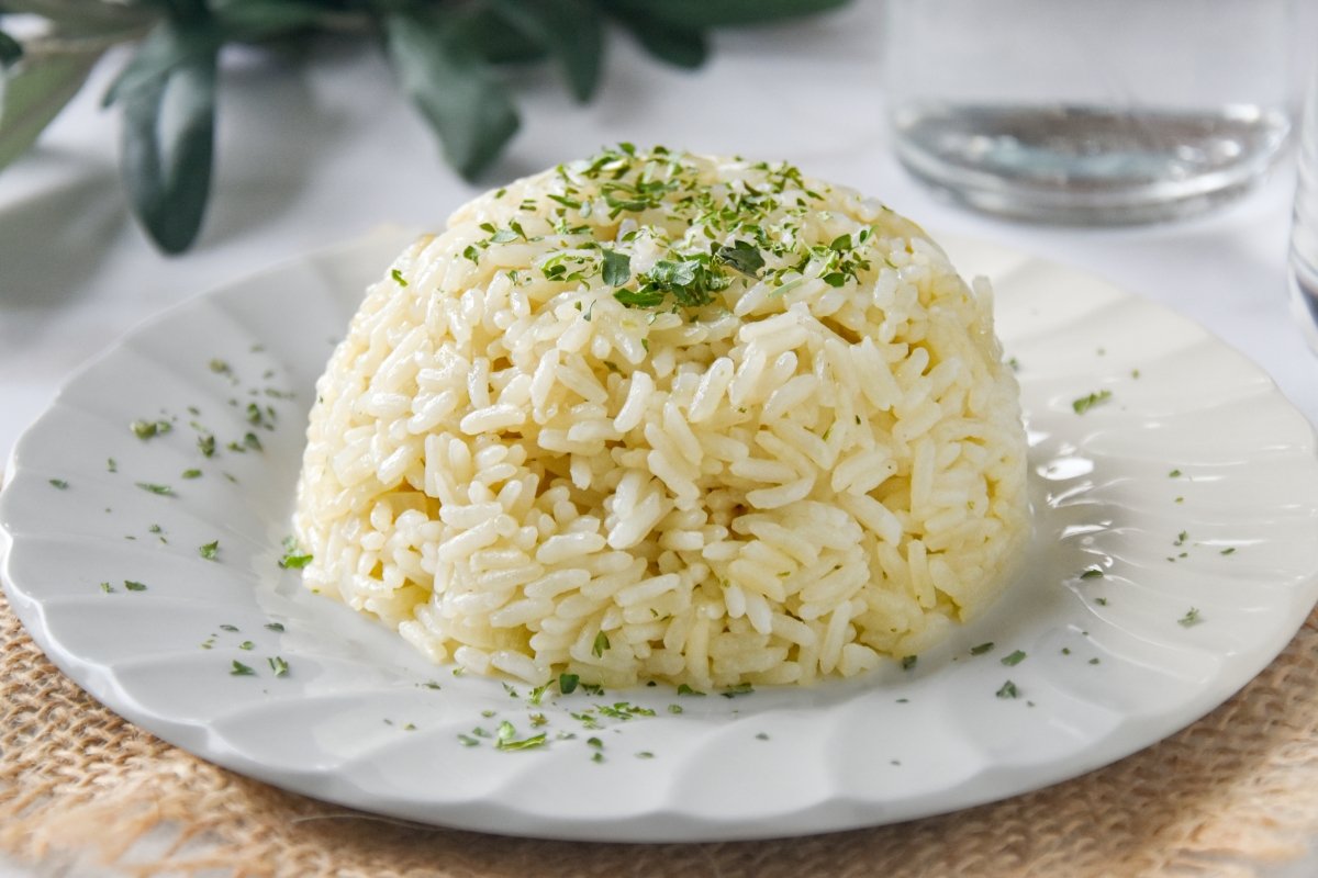 Presentación del arroz pilaf con pasas y almendras
