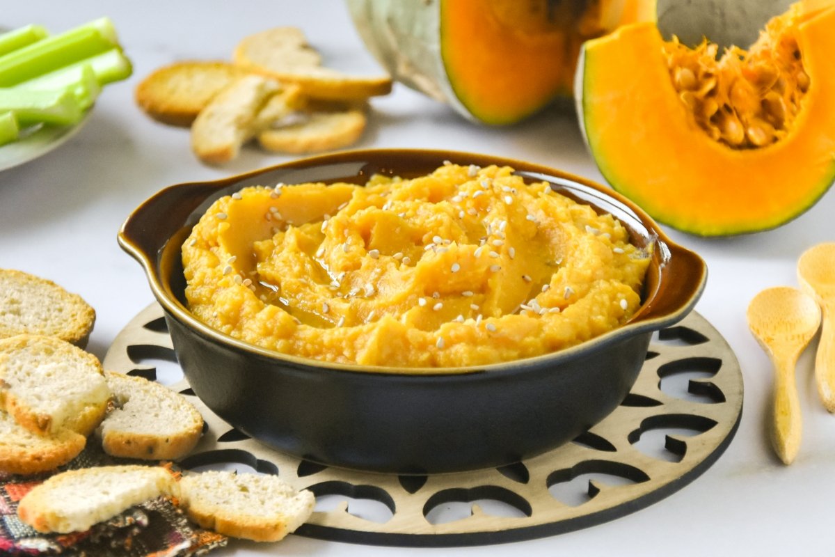 Presentación del hummus de calabaza asada