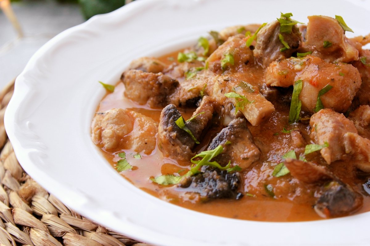 Pollo con champiñones, guiso casero y salseado muy fácil de preparar