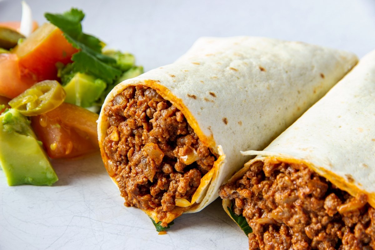 Presentación detalle de los burritos mexicanos con carne picada