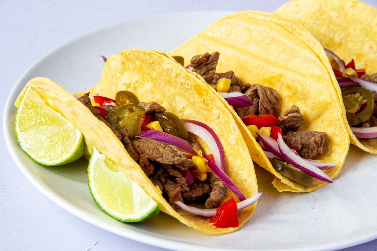 Presentación detalle de los tacos mexicanos de carne