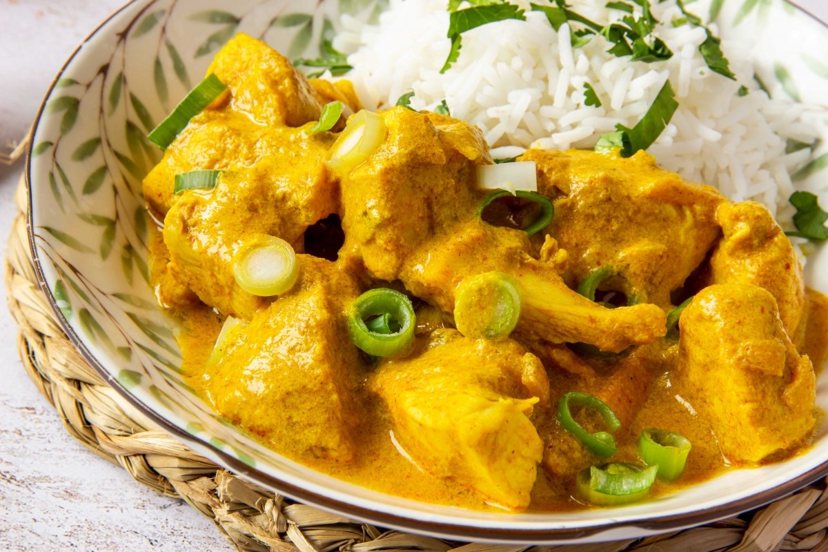 Presentación detalle del pollo al curry con arroz rápido