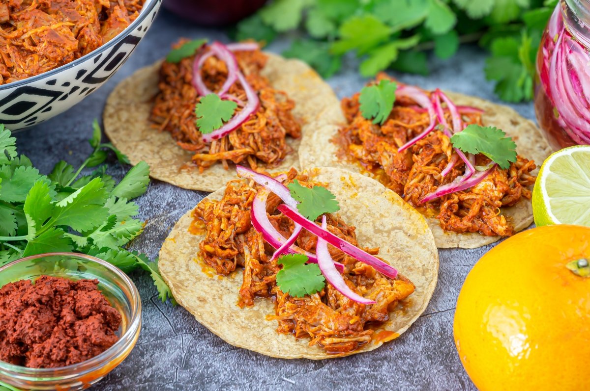 Presentación final de la cochinita pibil en un taco