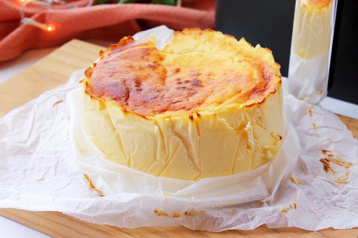 Presentación final de la tarta de queso en freidora de aire