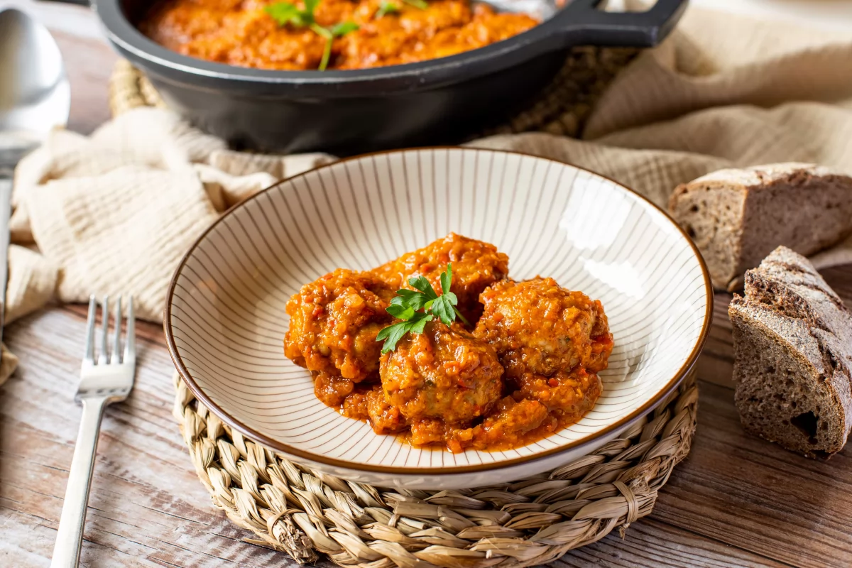 Presentación final de las albondigas de carne en salsa