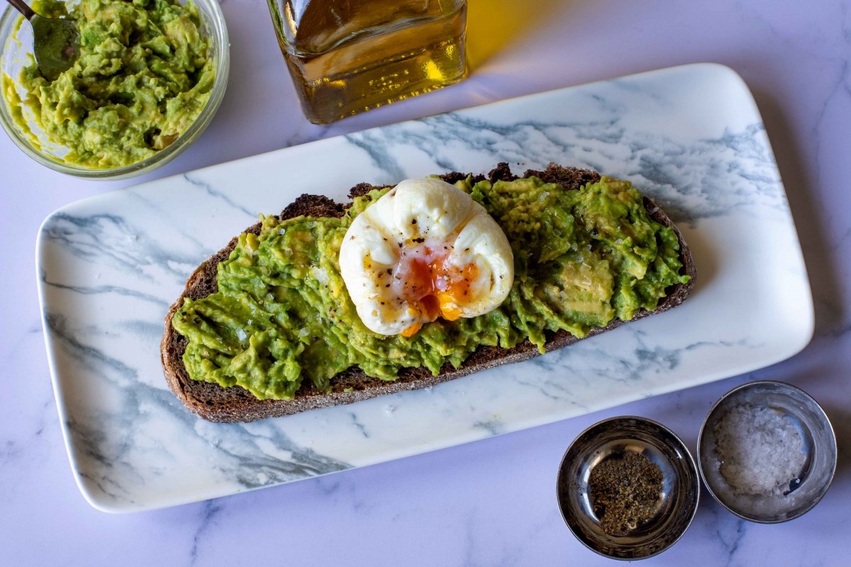 Final presentation of toast with avocado and egg