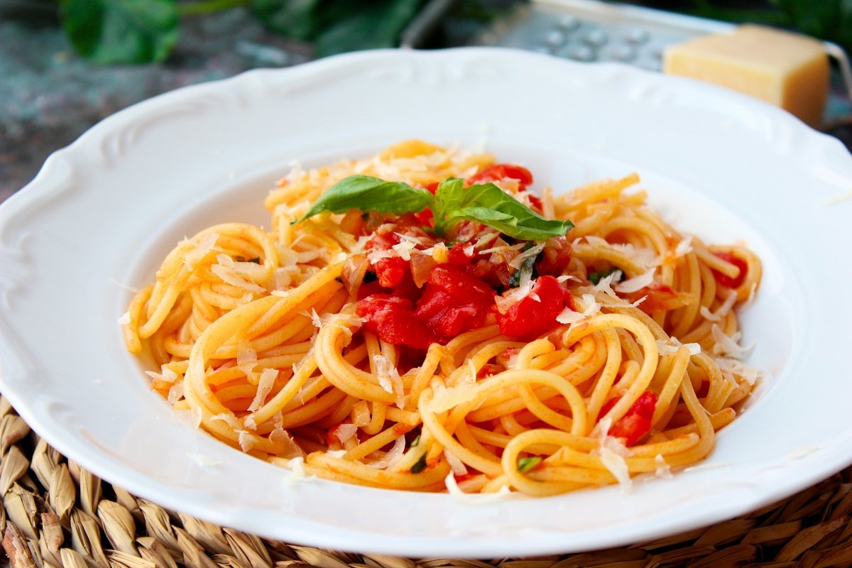 Espaguetis a la napolitana, facilísimo y resultón plato de pasta italiana