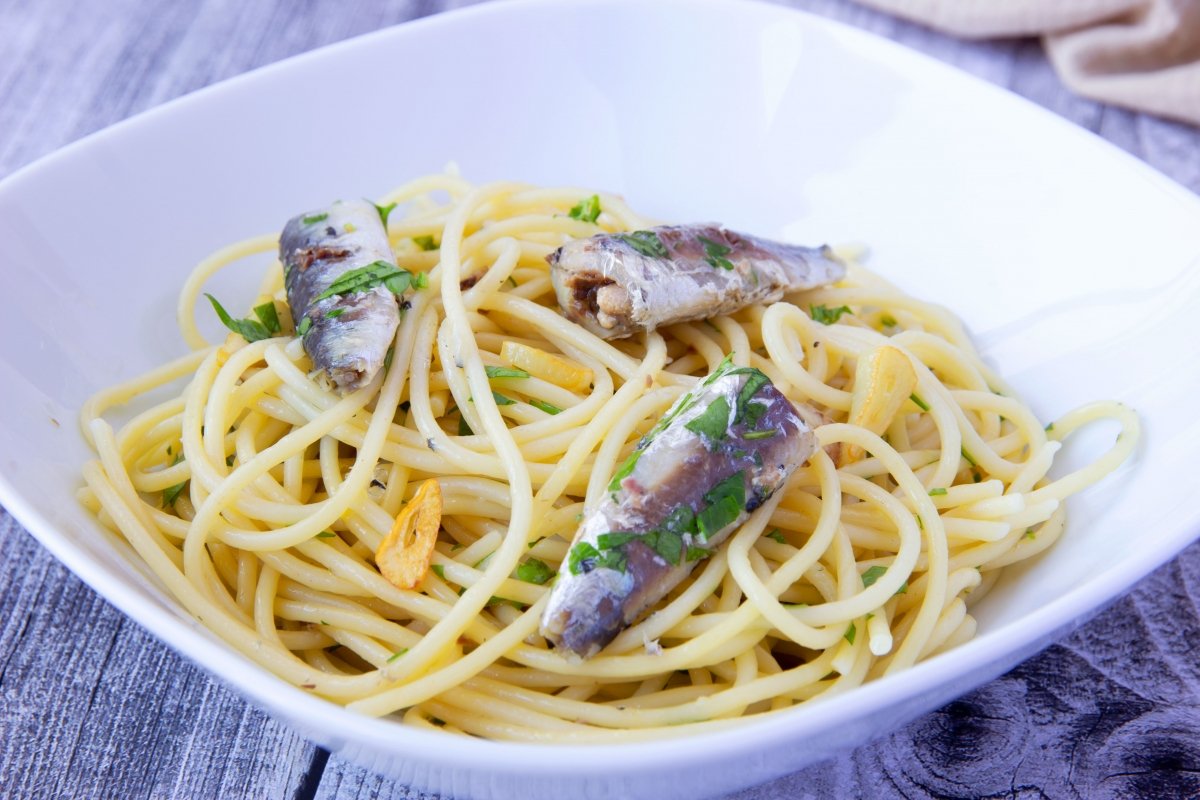Presentación final de los espaguetis con sardinas