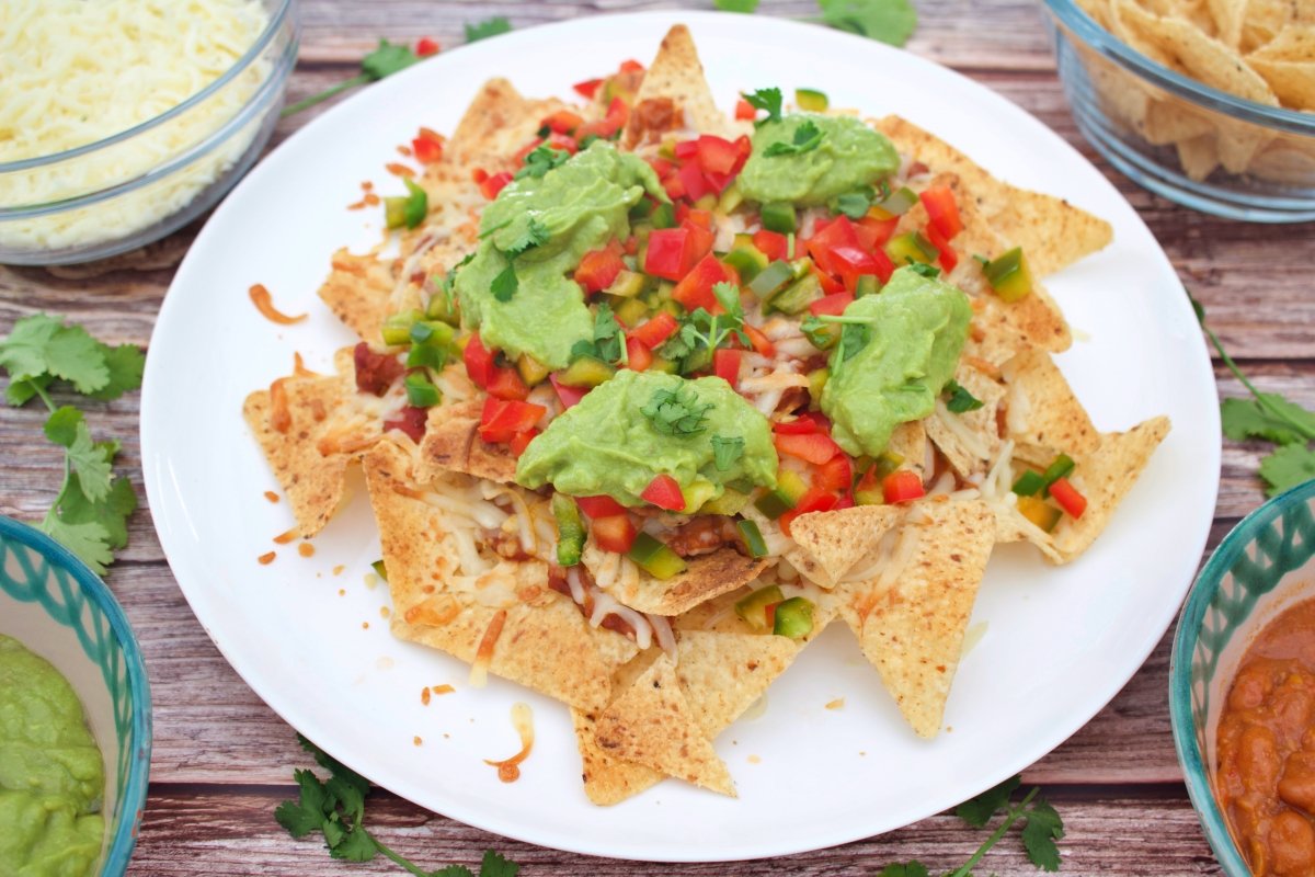 Presentación final de los nachos con queso