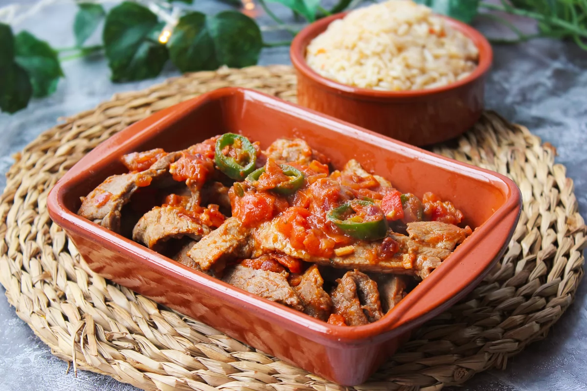 Presentación final del bistec de res a la mexicana