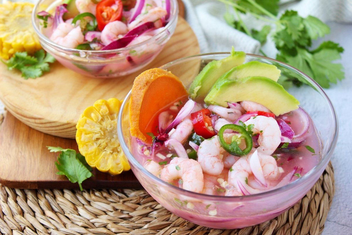 Presentación final del ceviche de gambas