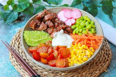 Poke bowl de pollo con verduras