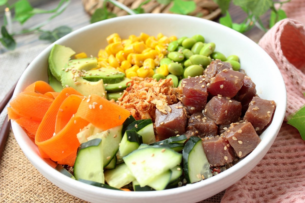 Presentación final del poke bowl de quinoa y atún