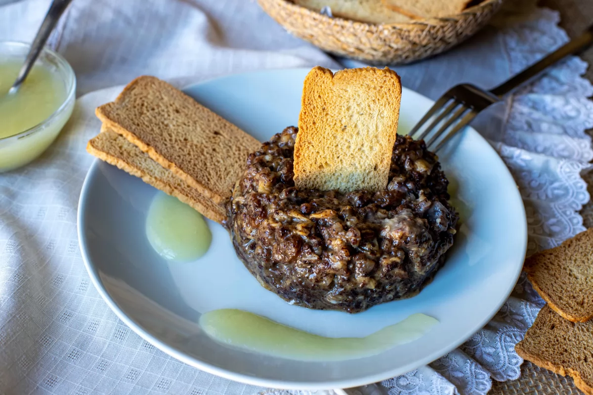 Presentación final del revuelto de morcilla de Burgos con pasas *