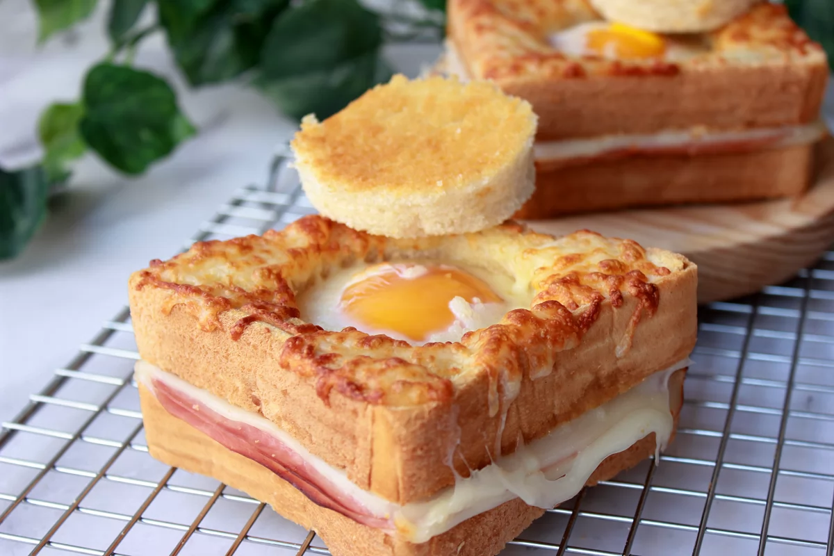 Presentación final del sándwich al horno con huevo, jamón cocido y queso *